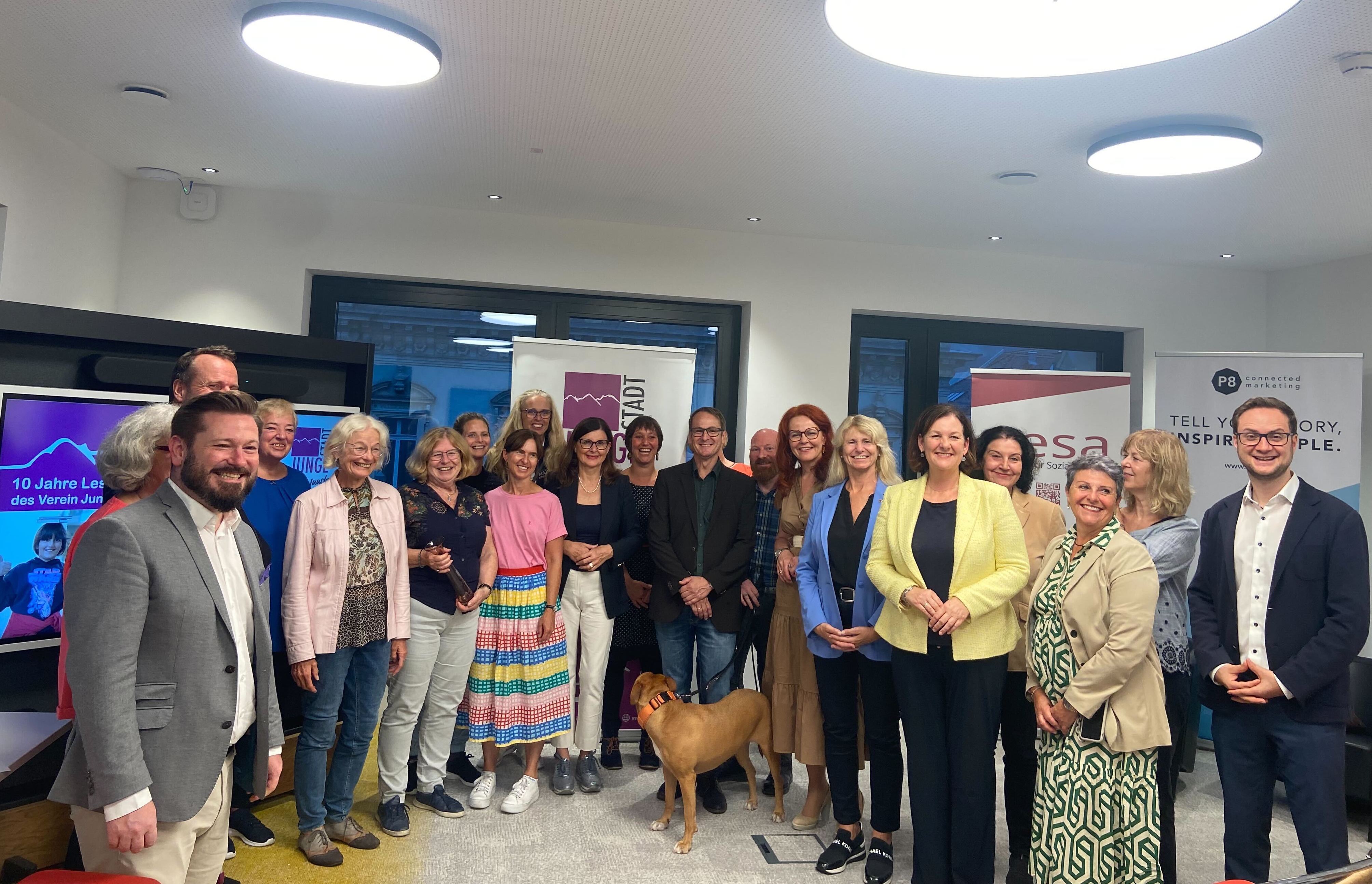 Lesepat:innen Innsbruck: Lesen bildet & verbindet Generationen (Verein Junge Stadt)